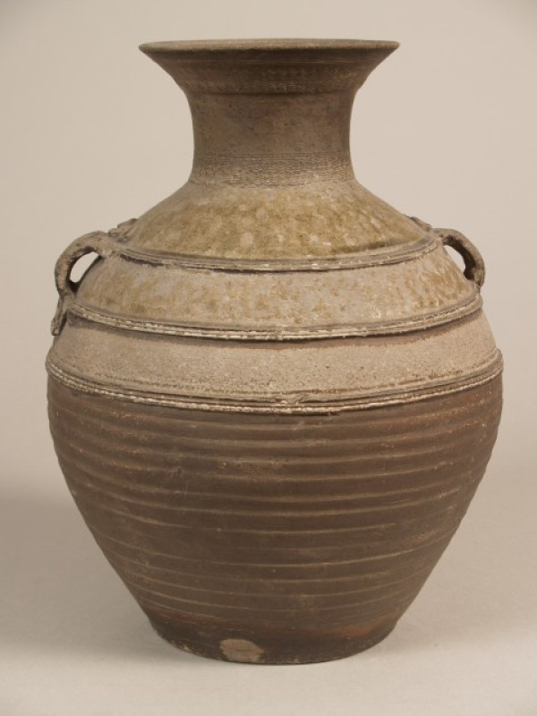 Pot in de vorm van een hu vaas met 2 oren en randen in reliëf